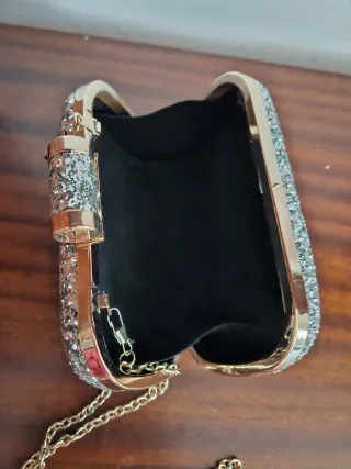Bolso de fiesta plateado con cadena dorada