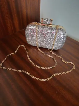 Bolso de fiesta plateado con cadena dorada