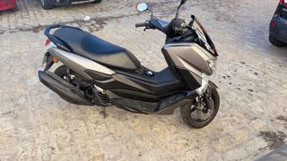 Yamaha NMAX 125 (2019) – Gris –¡Perfecta de motor!