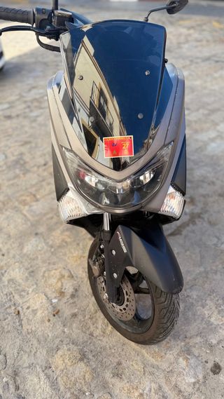 Yamaha NMAX 125 (2019) – Gris –¡Perfecta de motor!