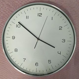 Reloj de Pared Plateado y Blanco
