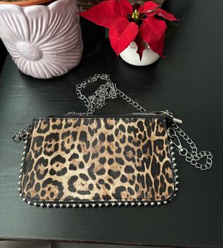 Bolso polipiel animal print con tachuelas