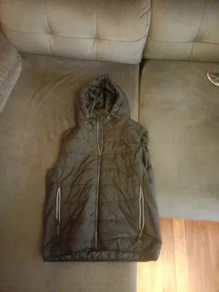 Chaleco acolchado negro con capucha