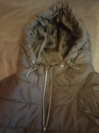 Chaleco acolchado negro con capucha