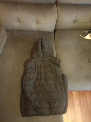 Chaleco acolchado negro con capucha