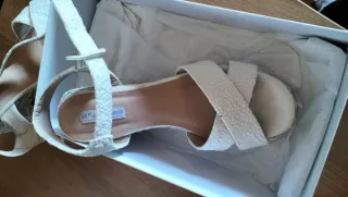 Zapatos de tacón blancos con encaje