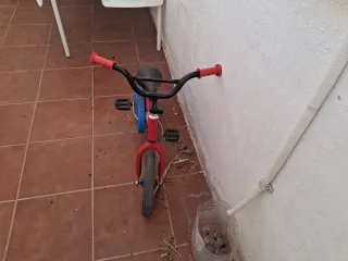 Bicicleta infantil roja y azul