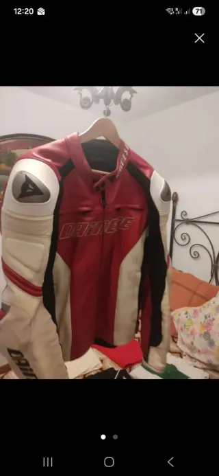 Chaqueta de moto Dainese roja y blanca