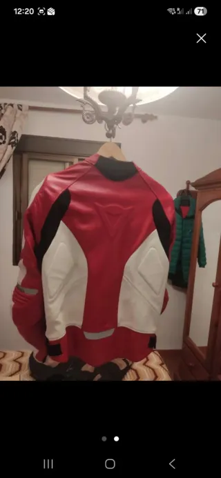 Chaqueta de moto Dainese roja y blanca