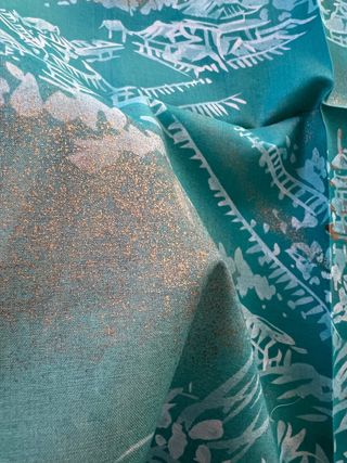 Pañuelo japonés con detalles dorados