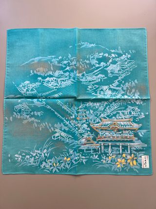 Pañuelo japonés con detalles dorados