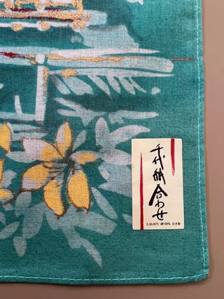 Pañuelo japonés con detalles dorados