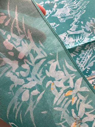 Pañuelo japonés con detalles dorados