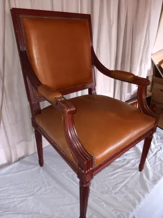 Silla antigua de despacho en cuero y madera