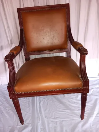 Silla antigua de despacho en cuero y madera