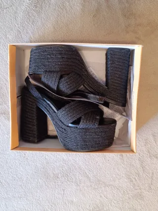 Sandalias de tacón negras