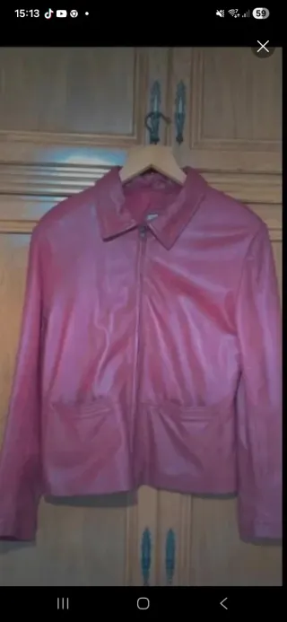 Cazadora de piel roja