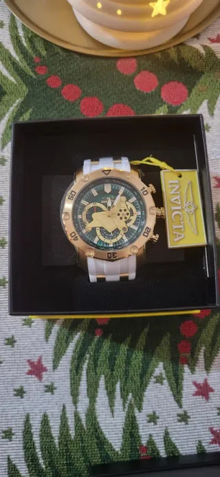 Reloj Invicta Oro y Verde