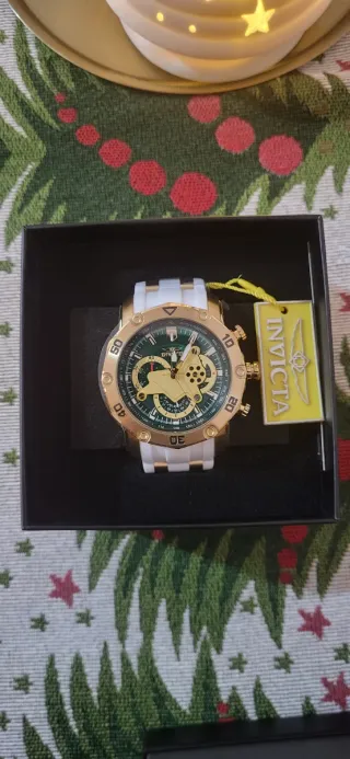 Reloj Invicta Oro y Verde