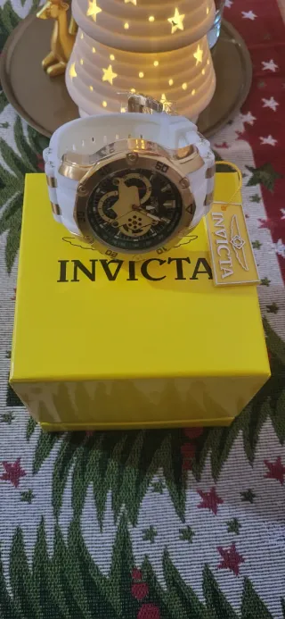 Reloj Invicta Oro y Verde