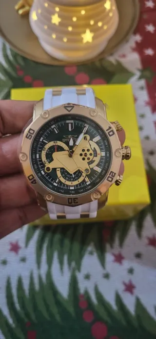 Reloj Invicta Oro y Verde