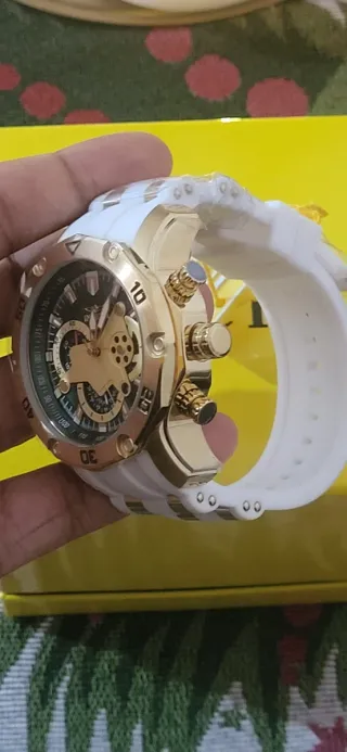 Reloj Invicta Oro y Verde