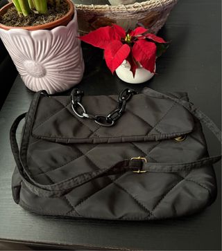 Bolso acolchado negro con cadena