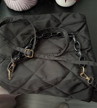 Bolso acolchado negro con cadena