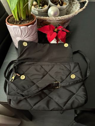 Bolso acolchado negro con cadena