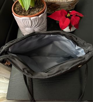 Bolso acolchado negro con cadena