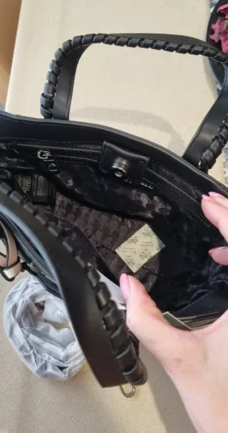 Bolso Karl Lagerfeld.  MEDI.: 28cm lar. x 18cm alt