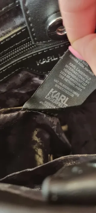 Bolso Karl Lagerfeld.  MEDI.: 28cm lar. x 18cm alt