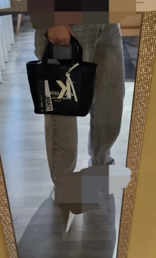 Bolso Karl Lagerfeld.  MEDI.: 28cm lar. x 18cm alt