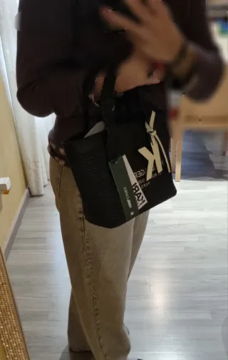 Bolso Karl Lagerfeld.  MEDI.: 28cm lar. x 18cm alt