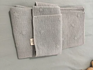 Cuna con colchón, cambiador y ropa de cama