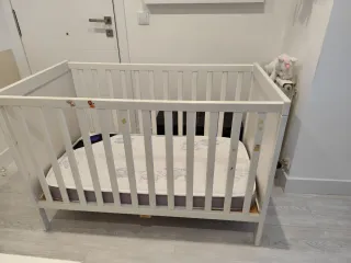 Cuna con colchón, cambiador y ropa de cama