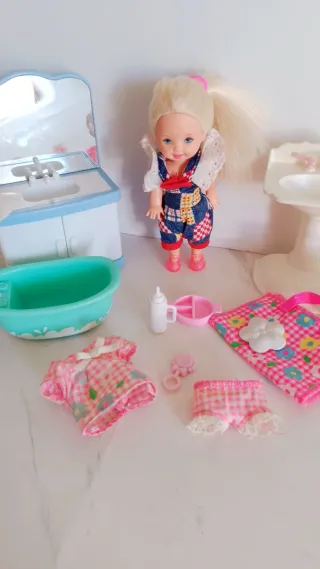 Muñeca Shelly Jelly y Accesorios Baño