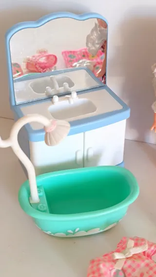 Muñeca Shelly Jelly y Accesorios Baño