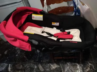 Cochecito de bebé rojo y negro