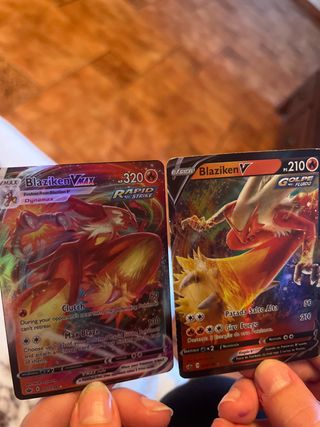 Cartas Pokémon Blaziken VMAX y Blaziken V