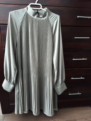 Vestido gris plisado ancho