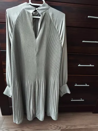 Vestido gris plisado ancho