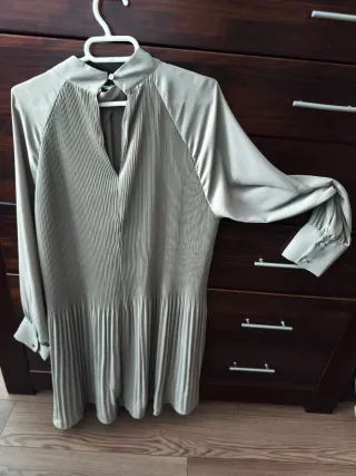 Vestido gris plisado ancho