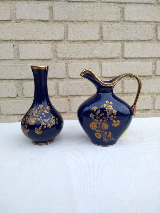 Jarro azul e dourado de cerâmica