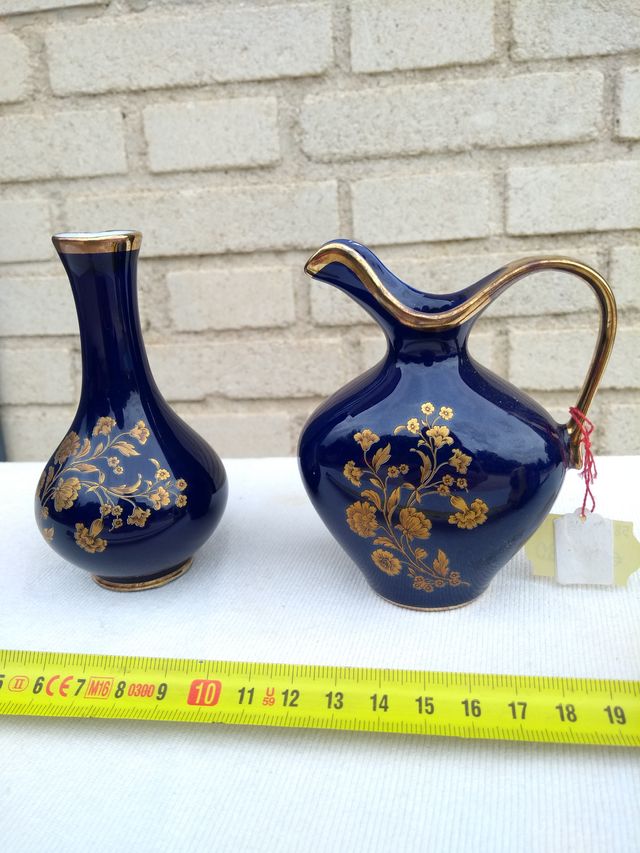 Jarro azul e dourado de cerâmica