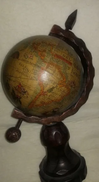 Globo terráqueo rústico madera antiguo