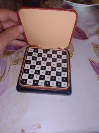 Antiguo ajedrez de bolsillo