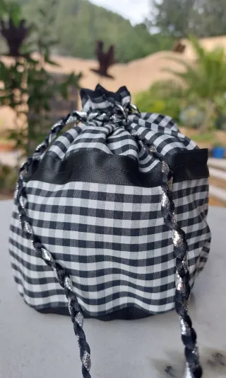 Bolso neceser cuadros blanco y negro. Sin estrenar