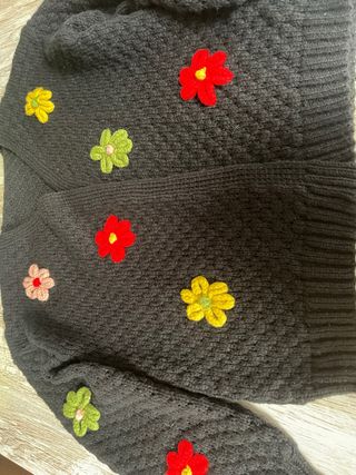 Chaqueta de lana negra con flores