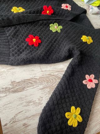 Chaqueta de lana negra con flores